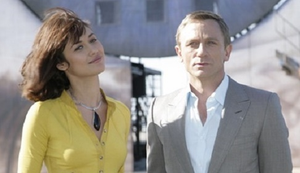 Bond Girl nhiễm virus corona 