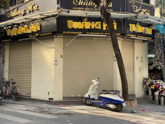 Hàng quán, khách sạn ở Hà Nội 'cửa kín then cài' vì Covid-19