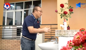 Video: HLV Park Hang Seo hướng dẫn rửa tay đúng cách, thách đố 3 học trò