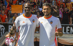 Đại dịch Covid-19 tấn công bóng đá: Thêm cựu sao Man City nhiễm virus corona