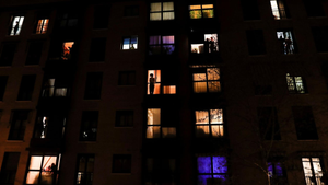 Video: Dân Tây Ban Nha vỗ tay cổ vũ bác sĩ chống dịch Covid-19 từ ban công