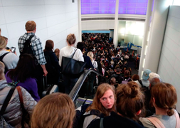 Chờ sàng lọc virus corona, dân Mỹ về nước ‘kẹt cứng’ ở sân bay 