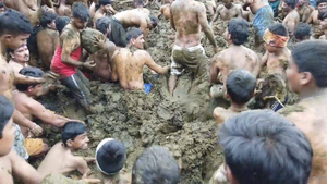 Clip: Tin rằng có thể ngừa Covid-19, dân Ấn Độ đua nhau tắm phân bò