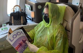 Áo mưa dùng một lần trên máy bay có giúp ngăn ngừa lây nhiễm Covid-19?