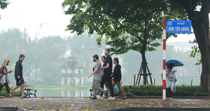 Ảnh: Phớt lờ yêu cầu, khách Tây không đeo khẩu trang vẫn vô tư dạo phố Hà Nội