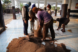 Giữa mùa dịch Covid-19, dân Thái Lan vẫn đều đặn thu thập phân dơi