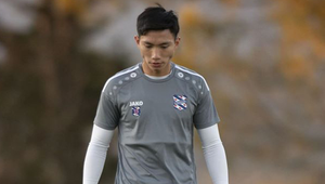 Văn Hậu lỡ sút vỡ đồng hồ khi tập luyện tại nhà