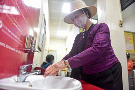 Trạm rửa tay miễn phí, khu cách ly trong bến xe, nhà ga