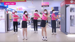 Độc đáo nhân viên siêu thị điện máy nhảy 'Ghen Cô Vy' tuyên truyền phòng chống dịch
