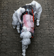 Nga có ca thiệt mạng đầu tiên vì Covid-19, Anh xét nghiệm 25.000 trường hợp/ngày