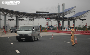 Người dân vào Quảng Ninh được kiểm tra thân nhiệt, khai báo y tế