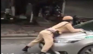 Hà Nội: Tài xế taxi hất trung uý CSGT lên nắp capô rồi bỏ chạy