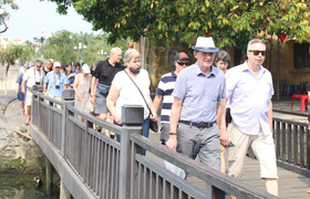 Ảnh: Không đeo khẩu trang, khách Tây thản nhiên dạo phố cổ Hội An