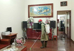 Người đàn ông hàng đêm đeo bình bơm máy, phun khử khuẩn miễn phí từng gia đình