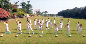 Học viên lò bầu Đức nhảy dân vũ rửa tay đầy lùi Covid-19