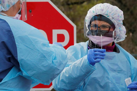 Tổng thống Trump cảnh báo giới trẻ: Hãy nghe lời, đừng tưởng mình miễn nhiễm