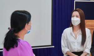 Chi Pu di chuyển liên tục trong ngày để trao tận tay 5.000 bộ trang phục bảo hộ