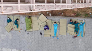 Xót xa hình ảnh những người hùng thầm lặng trong cuộc chiến chống Covid-19