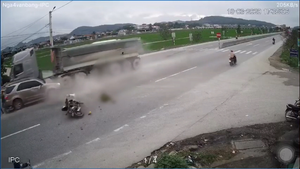 Xe tải ủi ô tô văng trúng hai xe máy