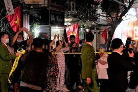 Video: Khoảnh khắc vỡ òa của người dân phố Trúc Bạch khi được gỡ bỏ lệnh cách ly