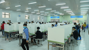 Video: Công ty chế tạo buồng khử khuẩn, bàn ăn có vách ngăn phòng Covid-19