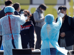 CNN: Ông Trump nhầm khi nói Mỹ dùng thuốc chống sốt rét điều trị Covid-19