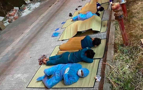 Video: Xót xa hình ảnh những chiến binh thầm lặng nơi tuyến đầu chống Covid-19