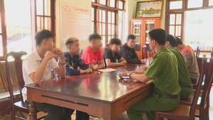 Nam sinh lớp 10 đâm mù mắt người đi đường chỉ vì tiếng nẹt pô