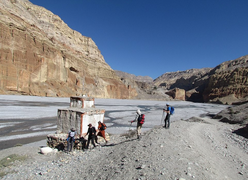 Cận cảnh sự sống khắc nghiệt nơi tận cùng dãy Himalaya