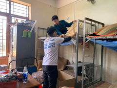 Hàng trăm sinh viên Đại học Quốc gia TP.HCM dọn dẹp ký túc xá làm khu cách ly