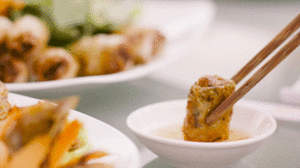 Chấm chung nước mắm, dùng nước bọt đếm tiền - 2 thói quen dễ lây virus cần bỏ