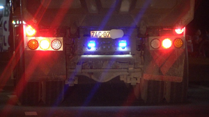 Video: Dàn xe ‘khủng long’ chở cát từ Quảng Trị vào Huế