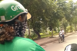 Người phụ nữ chạy Grab bị khách hàng chích roi điện cướp xe