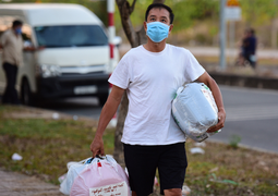 Ảnh: Phụ huynh hỏi thăm, tiếp tế nhu yếu phẩm cho con ở khu cách ly ký túc xá