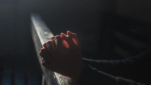 Giáo dân Hà Nội lễ nhà thờ trực tuyến để phòng Covid-19