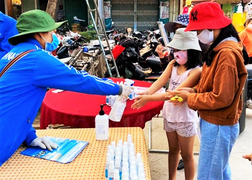 Dân Quảng Nam mang rác đổi nước rửa tay phòng Covid-19