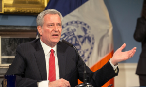 Dịch Covid-19 lây lan mạnh, Thị trưởng New York đổ lỗi cho Tổng thống Trump