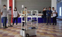 Video: Robot điều khiển từ xa chuyển thức ăn, nhu yếu phẩm tại khu cách ly ở Đà Nẵng