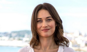 'Bond Girl' tự khỏi sau 2 tuần tự điều trị virus corona tại nhà