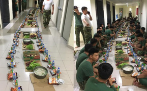 Bữa đêm đạm bạc của các chiến sĩ sau ngày dài căng mình chống dịch