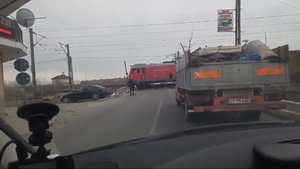 Video: Dừng tàu hỏa giữa nga ba để mua cà phê