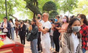 Ảnh: Bất chấp dịch bệnh, dân không đeo khẩu trang chen chúc lễ Phủ Tây Hồ