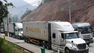 1.300 xe hàng chưa được xuất sang Trung Quốc