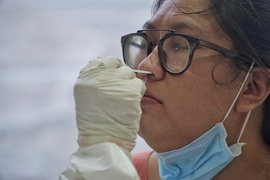 Video: Cận cảnh buổi lấy mẫu xét nghiệm virus corona tại khu cách ly