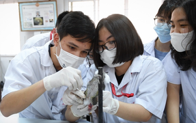 Chống dịch Covid-19, Đại học Y Hà Nội chuyển dần sang học trực tuyến