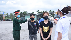 Ảnh: Hải Phòng kiểm soát từng xe ô tô vào thành phố để phòng dịch Covid-19