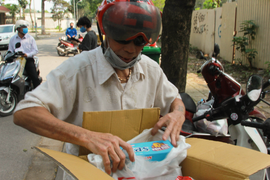 Từ chối nhận đồ tiếp tế cho người cách ly ở khu nhà sinh viên Pháp Vân-Tứ Hiệp 