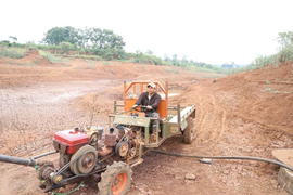 Video: Hồ thủy lợi ở Đắk Lắk cạn trơ đáy do hạn hán kéo dài