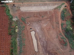 Ảnh: Hồ thủy lợi trơ đáy, nông dân Đắk Lắk còng lưng kéo ống nước về rẫy