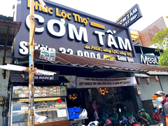 Hàng quán đóng cửa, dân công sở TP.HCM loay hoay tìm chỗ ăn trưa